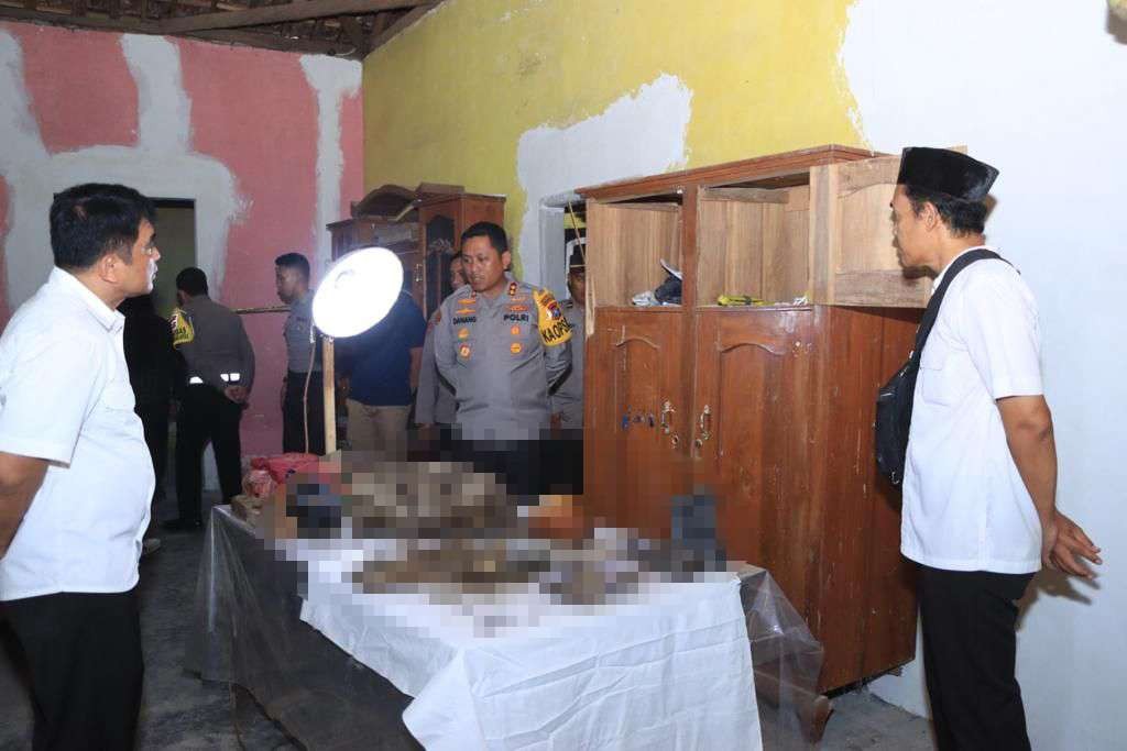Penemuan kerangka manusia di dalam kamar sebuah rumah di Blitar, Jatim, Selasa 21 November 2023. (Foto: Choirul Anam/Ngopibareng.id)