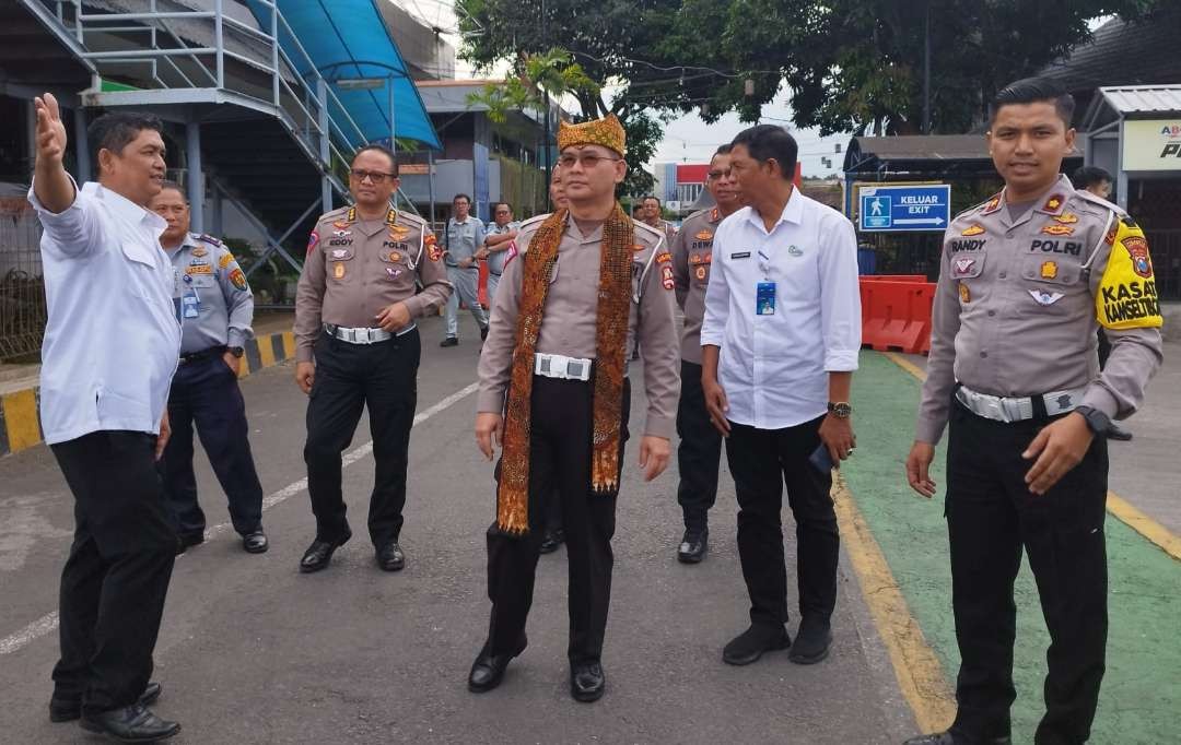 General Manager ASDP Ketapang memberikan penjelasan kepada Kepala Korlantas Polri Irjen Pol Firman Santyabudi (Foto: Muh Hujaini/Ngopibareng.id)