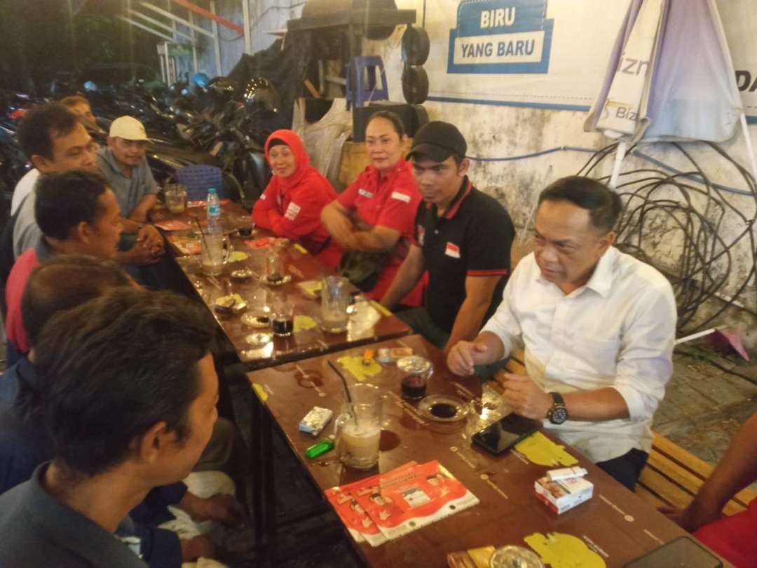 Wakil Ketua Komisi B DPRD Surabaya, Anas Karno saat bertemu paguyuban PKL di Tenggilis Mejoyo. (Foto: Julianus Palermo/Ngopibareng.id)