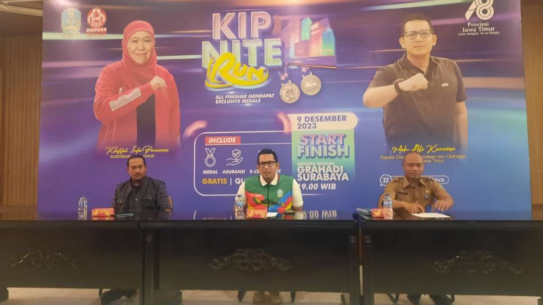 Kadispora Jatim MA Ali Kuncoro (tengah) saat konferensi pers KIP Nite Run 2023. (Foto: Fariz Yarbo/Ngopibareng.id)