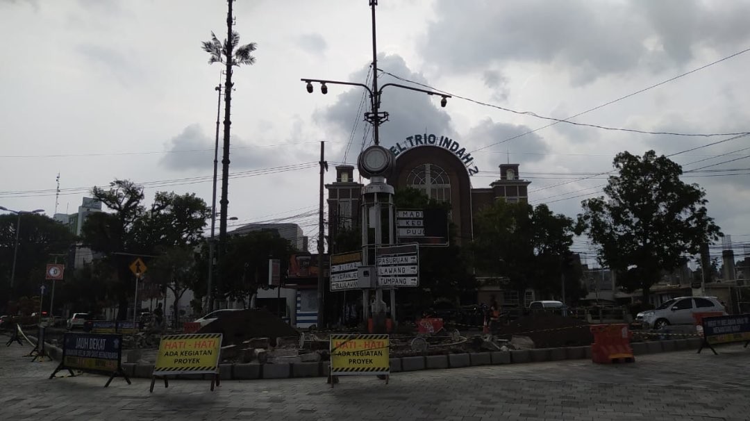 Stadsklok atau jam kota yang ada di pertigaan Kantor PLN, Kota Malang, ikon destinasi Kayutangan Heritage. (Foto: Lalu Theo/Ngopibareng.id)