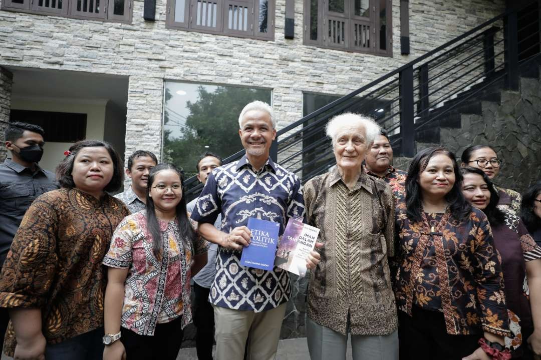 Ganjar Pranowo, Capres nomor urut 3 bersilaturahmi kepada Romo Franz Magnis Suseno, pendeta Katolik di Kampus Sekolah Tinggi Filsafat Driyakarya, Jakarta Pusat. (Foto: Tim Media Ganjar Pranowo)