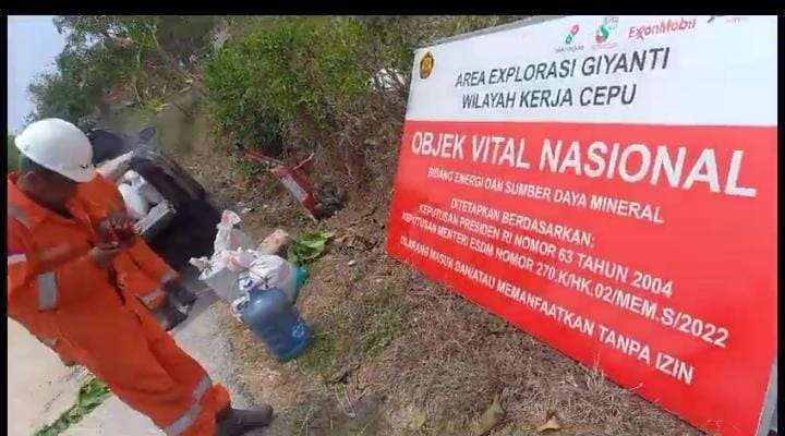 Pemasangan papan nama di Wilayah Kerja Pertambangan Blok Cepu  lapangan Migas Giyanti Kecamatan Sambong, Blora.