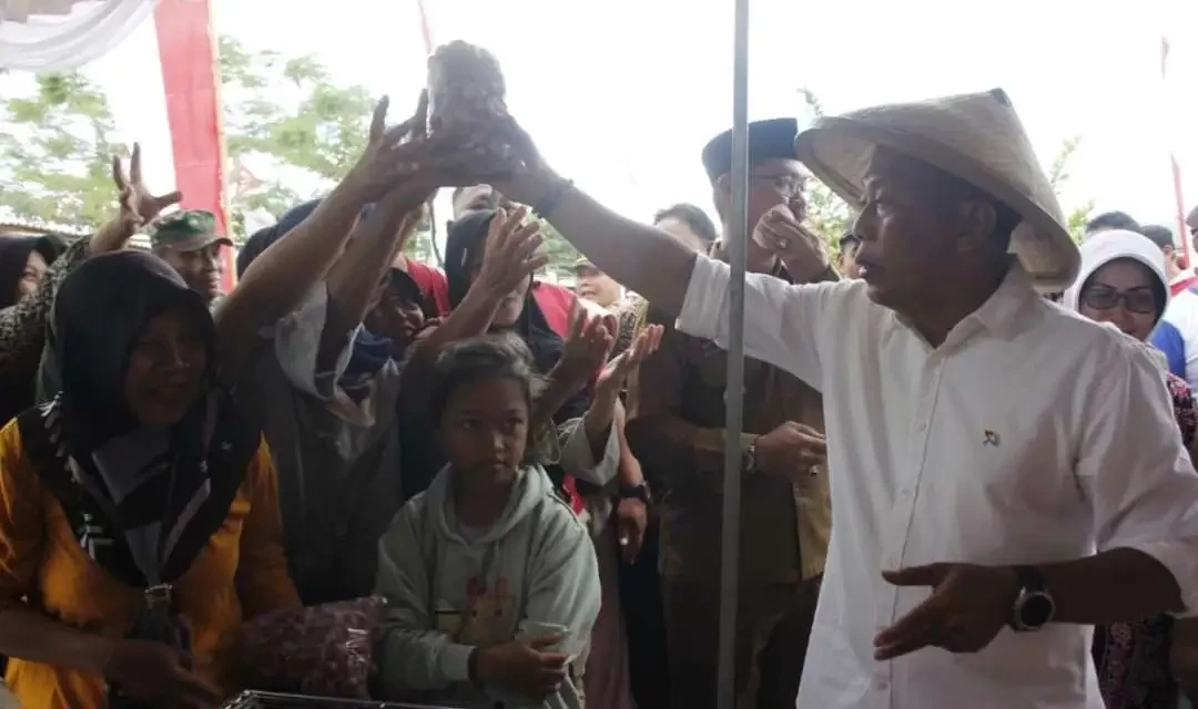 Bupati Sugiri Sancoko dan Wakil Bupati Ponorogo Lisdyarita dan Forkopimda ketika panen padi di Desa Mojorejo Kecamatan Jetis, pada 27 Juni 2023, lalu.(Foto: dok: kominfo)