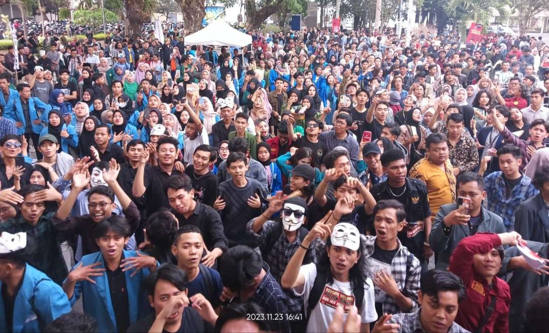 Ribuan mahasiswa dan masyarakat yang tergabung dalam Aliansi Jaga Demokrasi hadiri acara mimbar demokrasi di Yogyakarta. (Foto:mimde/ngopibareng.id)