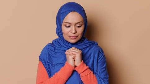 Muslimah berdoa al-falaq