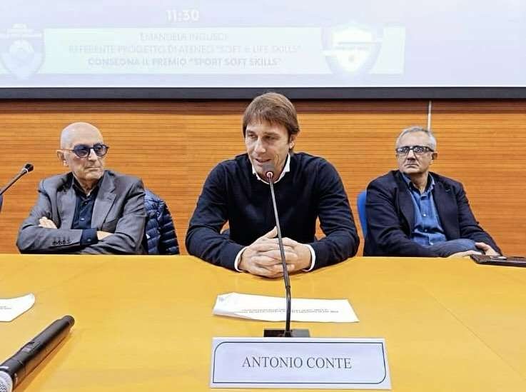Antonio Conte saat jadi pembicara tamu di salah satu universitas di Italia. (Foto: Instagram/@antonioconte)
