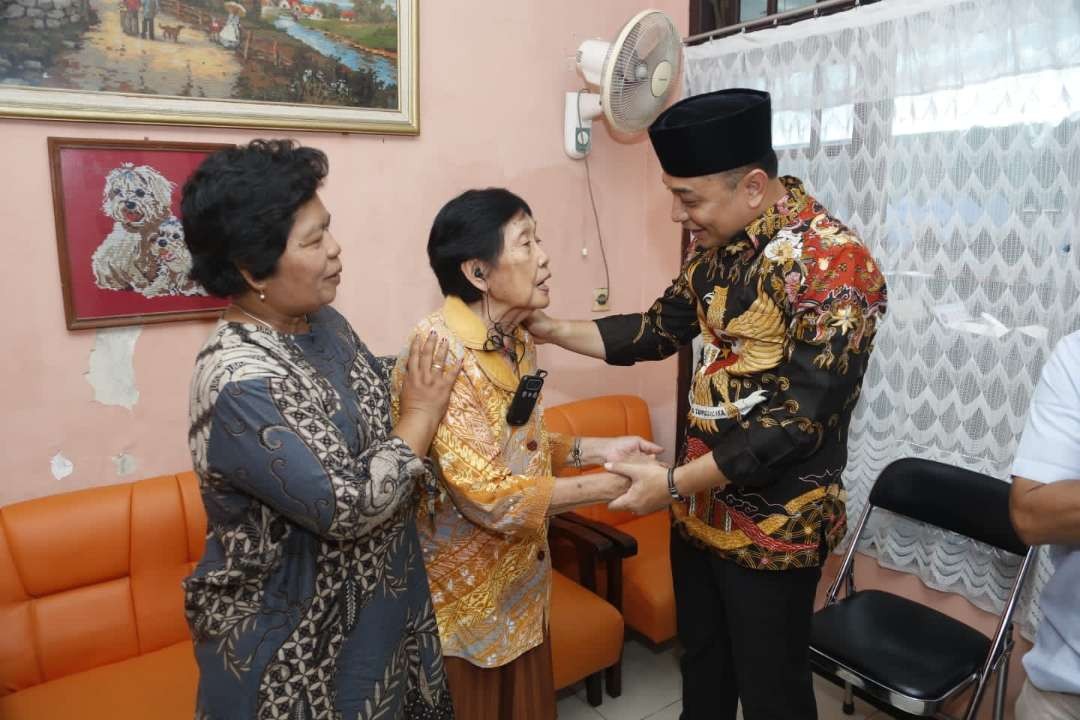 Walikota Surabaya saat bertakziah ke  salah satu rumah keluarga korban kecelakaan minibus vs elf. (Foto: Humas Pemkot Surabaya)