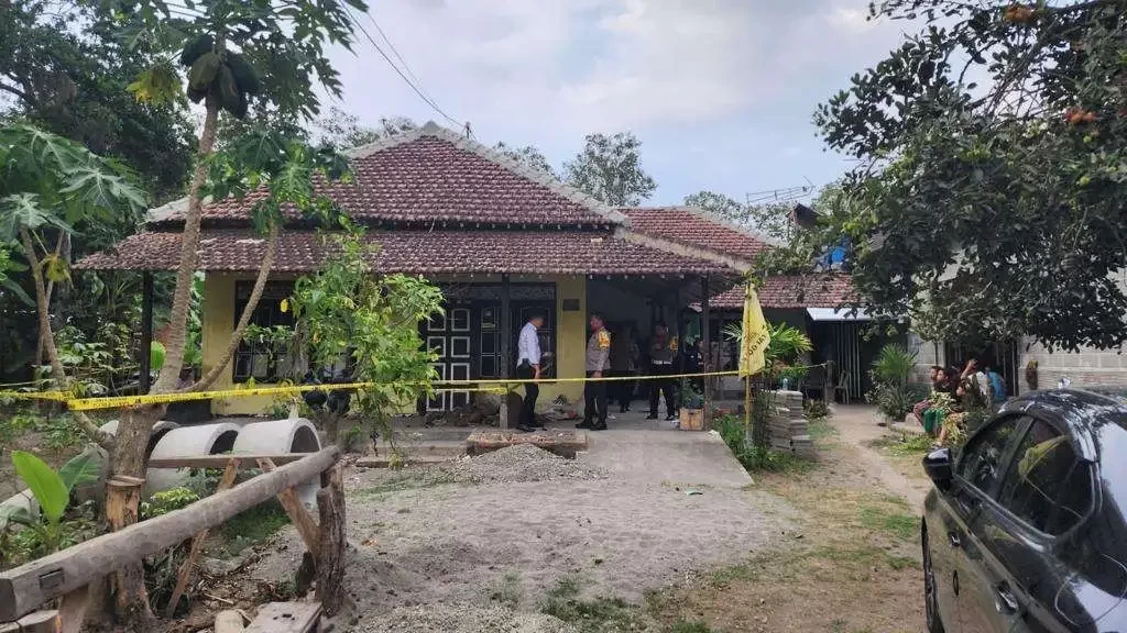 Rumah tempat ditemukan kerangka manusia diduga berjenis kelamin perempuan di Desa Bacem Kecamatan Ponggok Kabupaten Blitar Selasa 21 Nopember 2023 (Foto: dokumen Polres Kota Blitar)
