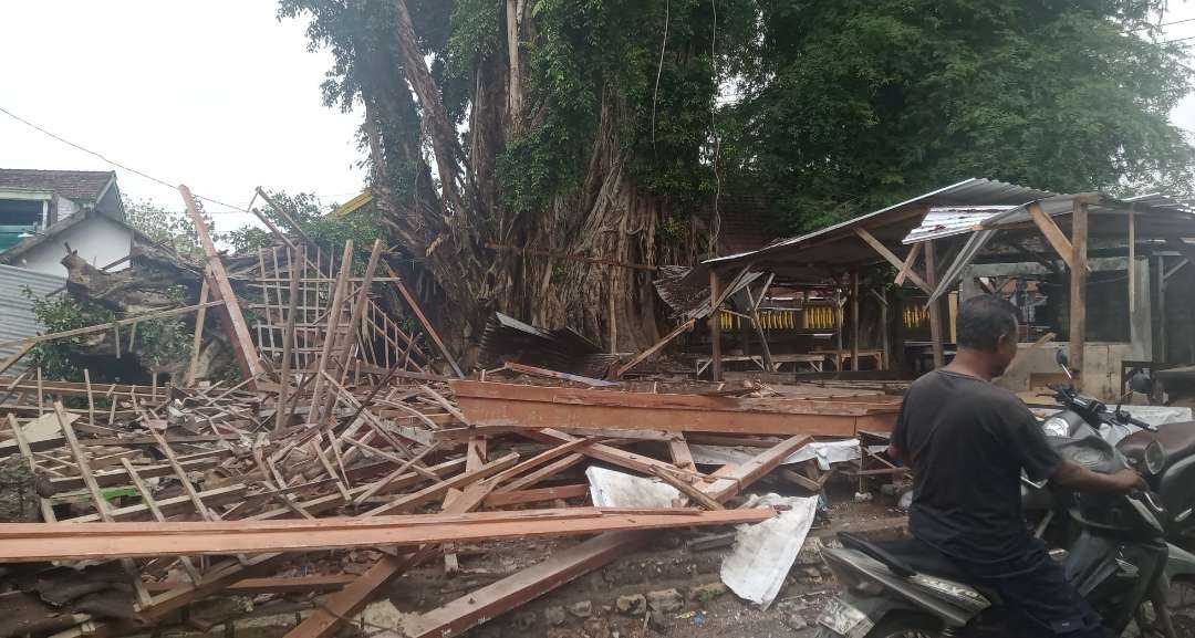 Kondisi bangunan bedak pasar ambruk di Desa Pakel, Kecamatan Montong, Tuban, Jawa Timur, Sabtu 25 November 2023. (Foto: Khoiru Huda/Ngopibareng.id)