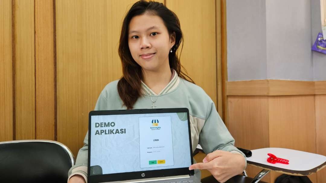 Melatie Raghyl Putri, mahasiswi Sistem Informasi Institut Teknologi Sepuluh Nopember (ITS) menunjukkan aplikasi WarungKu. (Foto: Humas ITS)