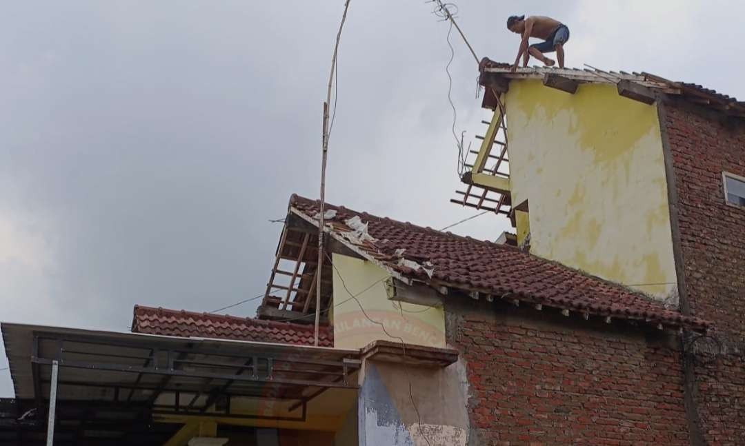 Rumah rusak diterjang angin di Mojokerto, Jawa Timur. (Foto: Istimewa)