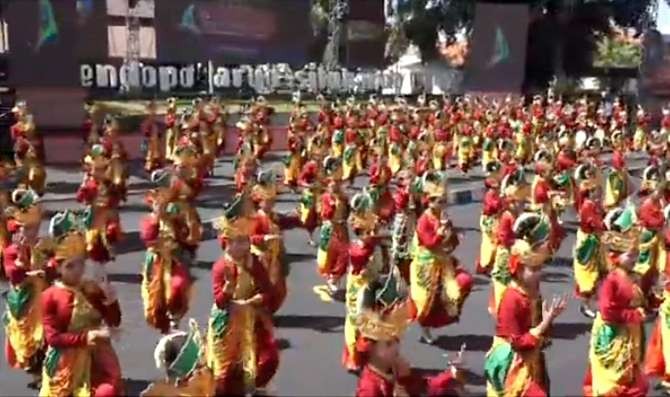 Ratusan penari menarikan Tari Landhung Situbondo sebagai pembuka gelaranseni dan budaya Situbondo Ethnic Festival 2023, Minggu 26 November 2023.(Foto:Guido/Ngopibareng.id)
