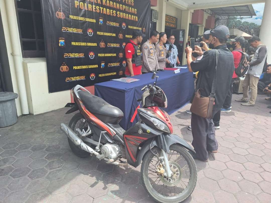 Sepeda motor Yamaha Jupiter, yang merupakan barang bukti kasus pencurian motor di kawasan perumahan Griya Kebraon Barat, Karangpilang, Surabaya. (Foto: Julianus Palermo/Ngopibareng.id)
