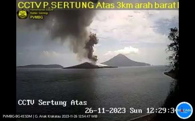 Gunung anak Krakatau erupsi, Minggu 26 November 2023. (Foto: PVMBG)