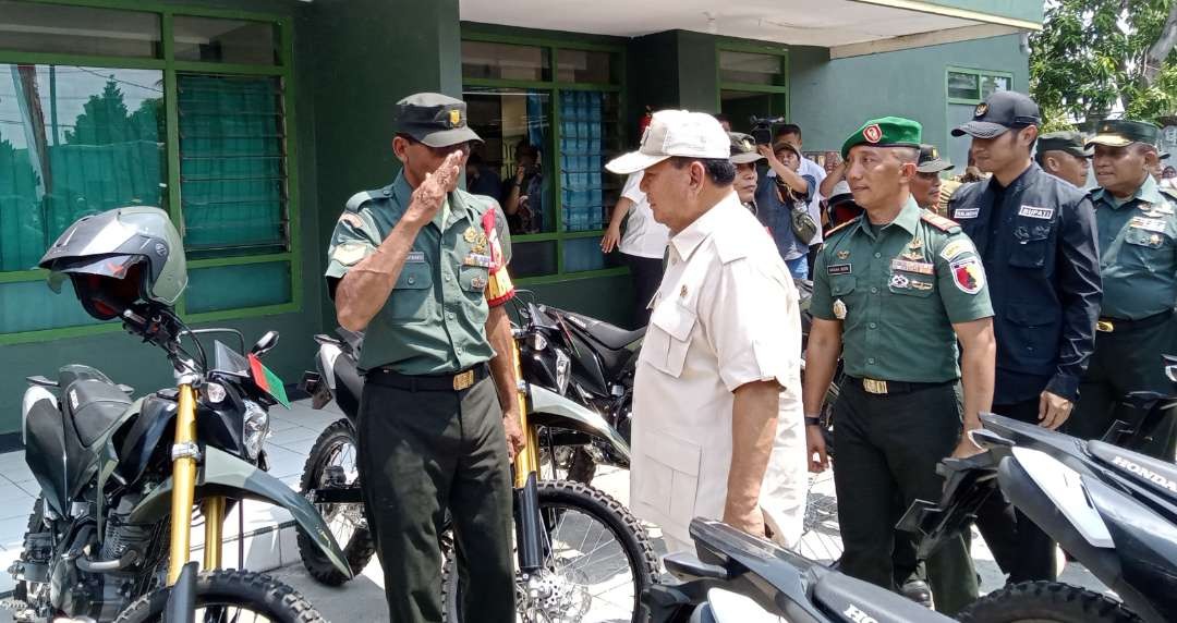 Menteri Pertahanan (Menhan) Prabowo Subianto menyerahkan secara simbolis motor dinas kepada babinsa Kodim 0811 Tuban (Foto: Khoirul Huda/Ngopibareng.id)