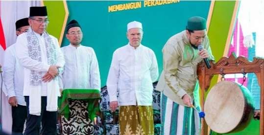 KH Achmad Azaim Ibrahim, Pengasuh Ponpes Salafiyah Syafi'iyah Sukorejo Asembagus Situbondo, bersama para ulama. (Foto:dok/ngopibareng.id)