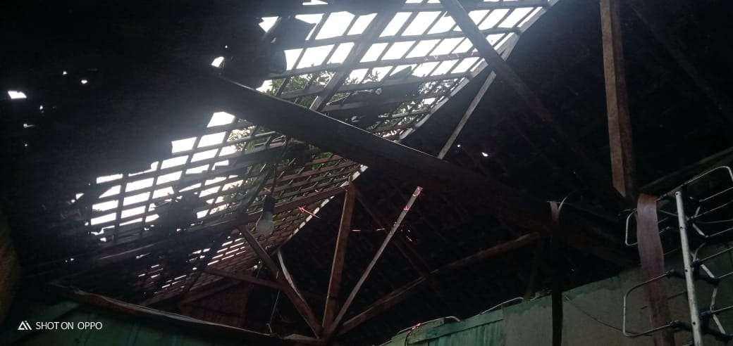 Rumah rusak akibat hujan dan angin kencang di wilayah Kecamatan Sukodadi Lamongan (Foto : Istimewa)