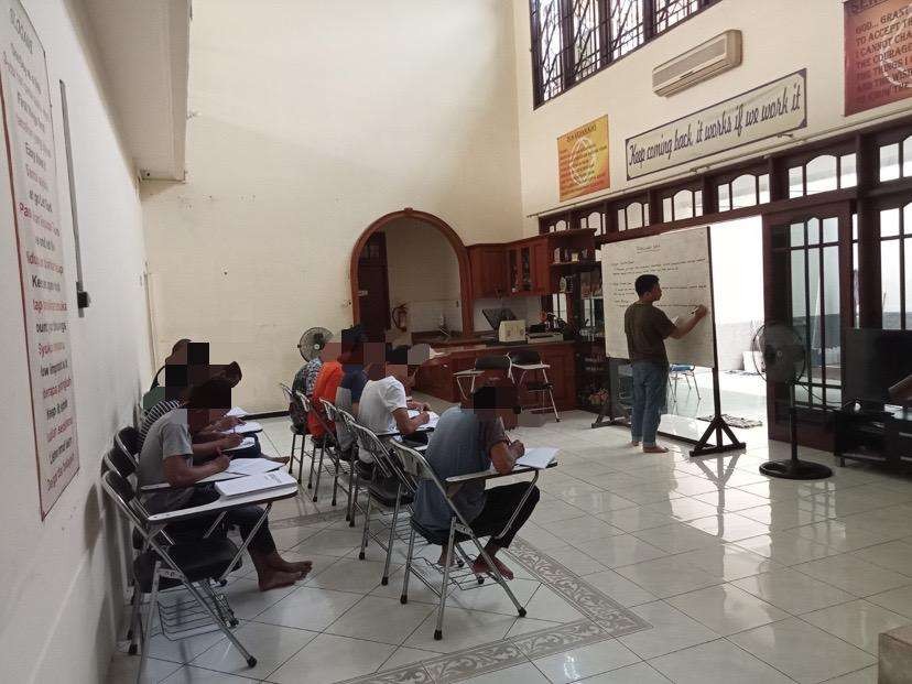 Proses rehabilitasi sosial yang dijalankan oleh para klien rehabilitasi narkoba, yang diselenggarakan oleh Yayasan Orbit Surabaya. (Foto: Yayasan Orbit Surabaya)