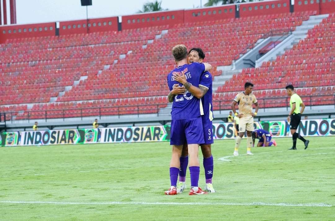 Kemenangan Persik Kediri atas tuan rumah Arema FC 1-0 pada laga pekan ke 20 liga 1 2023/2024 di Stadion Kapten I Wayan Dipta Gianyar Bali disambut suka cita pemain. (Foto Istimewa)