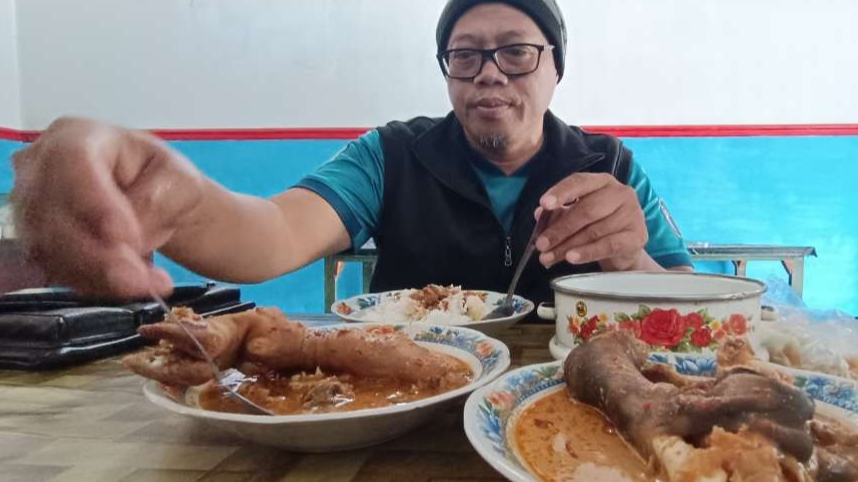 Krengsengan kikil Mbah Murtini, legenda kuliner Kediri eksis sejak tahun 80-an. (Foto: Fendhy Lesmana/Ngopibareng.id)