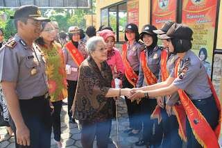 Meriyati Roeslani, istri mantan Kapolri Jenderal Polisi Hoegeng Imam Santoso berkunjung ke Kota Pekalongan, Jawa Tengah. (Foto: dok. tribratanews)
