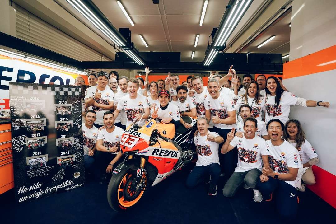 Marc Marquez menyempatkan foto bersama seluruh ofisial Repsol Honda. (Foto: X/@HRC_MotoGP)
