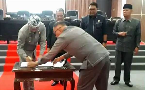 Pj Bupati Bondowoso Bambang Soekwanto meneken surat keputusan bersama DPRD persetujuan penetapan Raperda APBD 2024 menjadi Perda. (Foto:Guido/Ngopibareng.id)