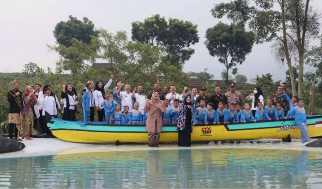 Bupati Ikfina Fahmawati meresmikan Wisata Lore Omah melalui program Desa Berdaya di Desa Kesiman, Kecamatan Trawas, Rabu 30 November 2022. (Foto: Dokumentasi Kominfo)