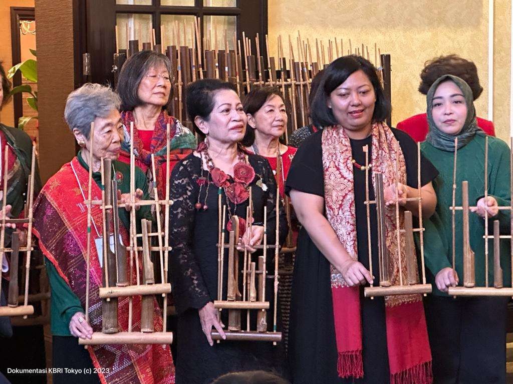 Penampilan Angklung dari Asia-Pacific Ladies Friendship Society (ALFS) Angklung Ensemble membuat hanyut suasana para tamu undangan di KBRI Tokyo. (Foto: Dok KBRI Tokyo)