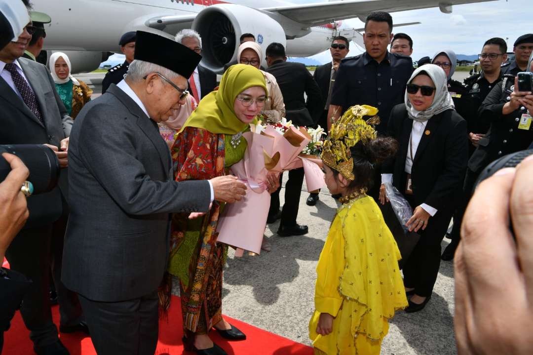 Wapres KH Ma'ruf Amin didampingi ibu Wury tiba di Malaysia  untuk menghadiri Gala Dinner Muslim Business Forum 2023    ( foto: Setwapres)
