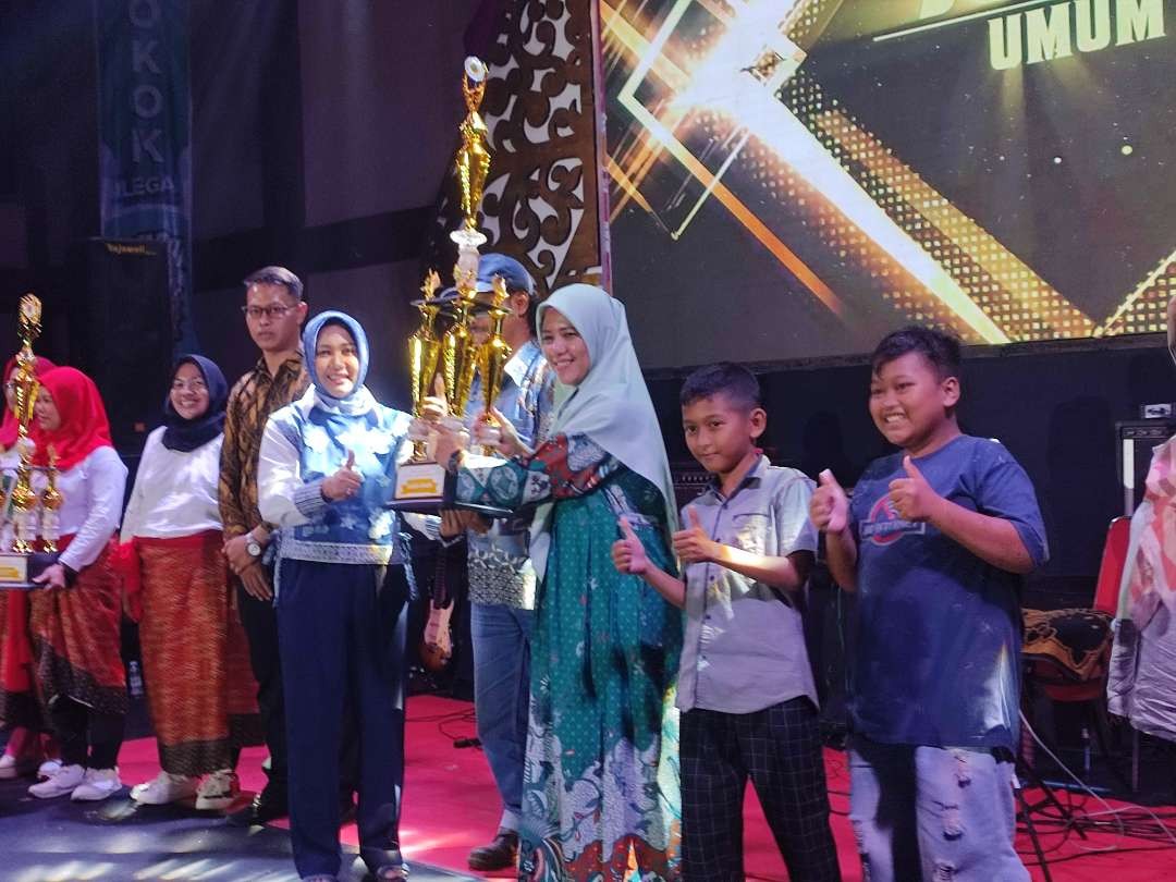 Walikota Mojokerto Ika Puspitasari saat memberikan anugerah penghargaan kepada kampung yang menjadi juara Kampung Bersih Berbudaya.(Foto Deni Lukmantara/Ngopibareng)