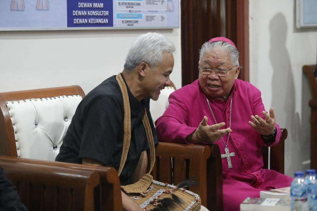 Ganjar Pranowo mendapat curhatan dari pendeta di Merauke, Leonard Batfeny, soal minimnya layanan kesehatan di sana. (Foto: Tim Media Ganjar)