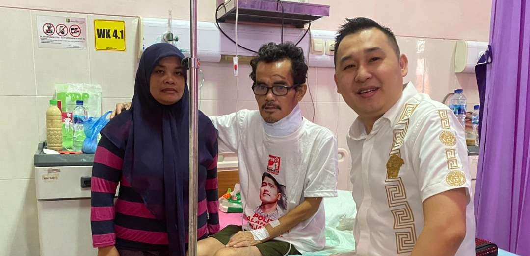Ketua DPD PSI Kota Kediri Ronny Siswanto Jenguk Agus, pengamen penderita kanker lidah di Rumah Sakit. (Foto: Istimewa)