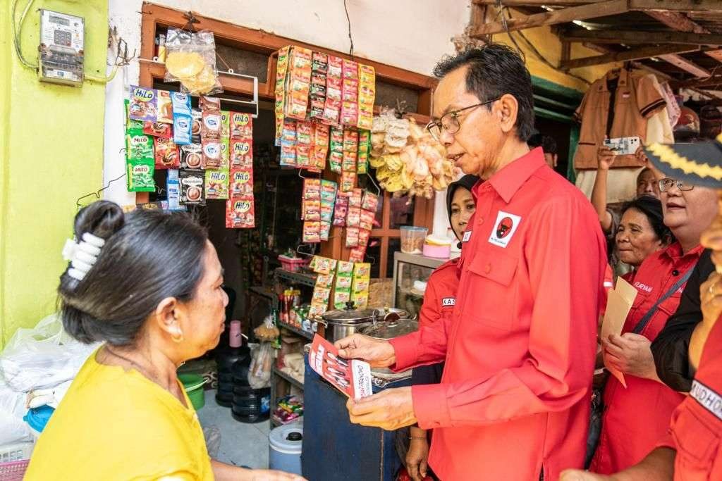 Ketua DPC PDIP Surabaya Adi Sutarwijono gerak door to door sapa warga masyarakat Kota Surabaya. (Foto: DPC PDIP Surabaya)