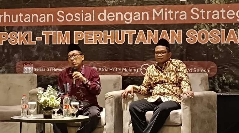 Dr.H. Misbahul Munir, Wakil Ketua PWNU Jawa Timur, bersama Koordinator Nasional Program Perhutanan Sosial PBNU, Dr. Tri Candra Aprianto. (Foto:mcnu Jatim)