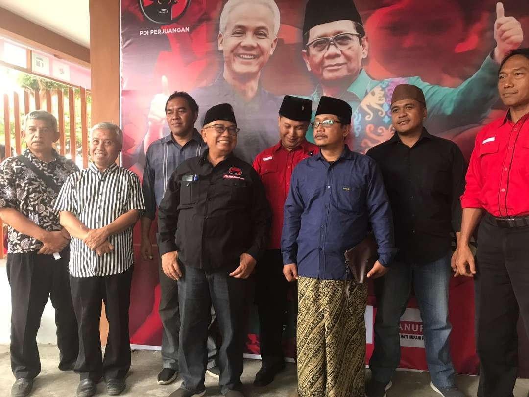 Ketua DPC PDIP Kabupaten Blitar, Rijanto (tengah) usai rapat koordinasi pemenangan pasangan Ganjar-Mahfud. (Foto: Choirul Anam/Ngopibareng.id)