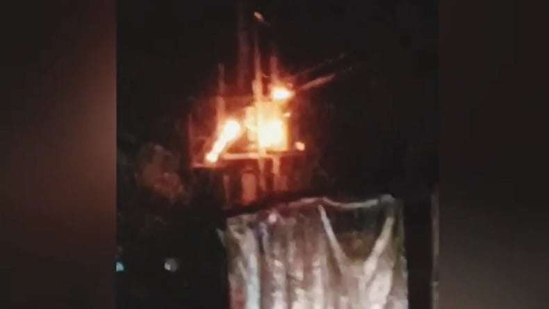 Gardu listrik di Jalan KH Mursyidin, Kampung Rojing, Keleyan, Bangkalan terbakar. (Foto: Ant)