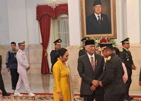 Menko Marves Luhut Pandjaitan sehat bisa menyaksikan menantunya dilantik Presiden Jokowi menjadi KSAD, menggantikan Jenderal Agus Subiyanto yang menempati posisi Panglima TNI. (Foto: YouTube Setpres)