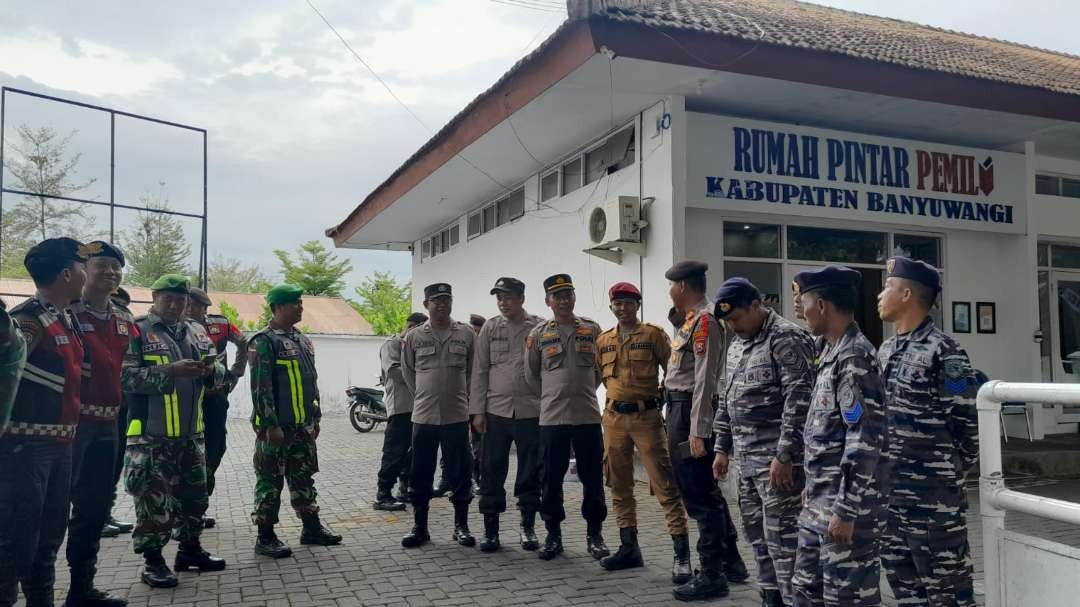 Personel gabungan melakukan patroli di Kantor KPU Banyuwangi, Jawa Timur. (Foto: Istimewa)