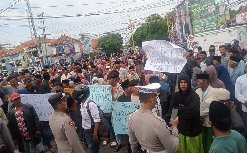 Ratusan warga geruduk Kejari Sampang usai menetapkan tersangka bendahara desa Gunung Rancak, Sampang karena dugaan korupsi BLT. (Foto: Ant)