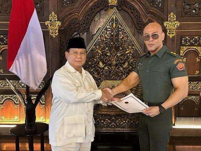 Menteri Pertahanan (Menhan) Prabowo Subianto memberikan pangkat Letnan Kolonel (Letkol) Tituler Angkatan Darat (AD) kepada Deddy Corbuzier. (Foto: Instagram @mastercorbuzier)