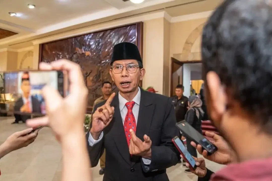 Ketua DPRD Surabaya Adi Sutarwijono dalam keterangannya di Surabaya, Kamis, 30 November 2023. (Foto: Ant)