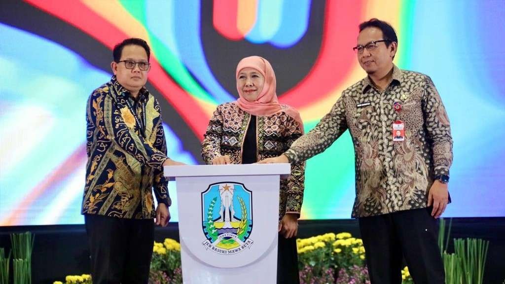 Gubernur Jatim, Khofifah Indar Parawansa saat launching aplikasi Sibermata Desa 2.0 di Gedung Graha Unesa, Surabaya, Kamis 30 November 2023. (Foto: Istimewa)