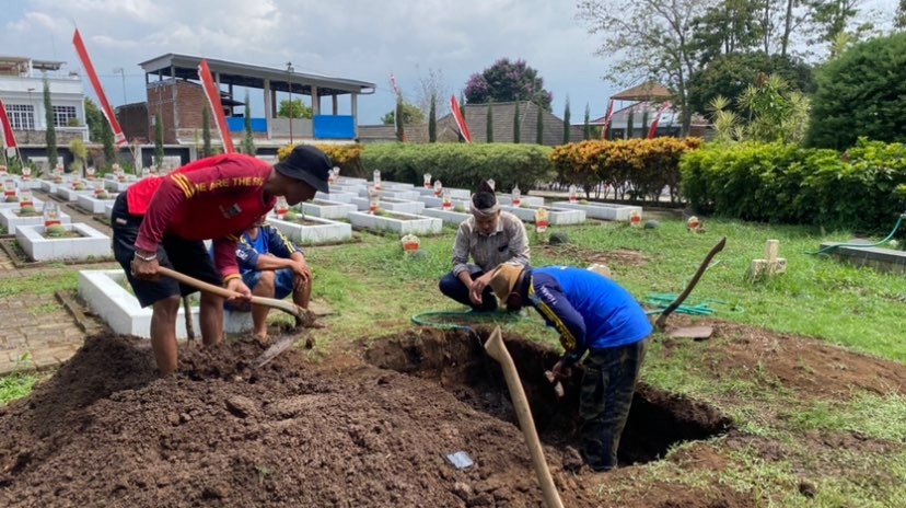 Proses penggalian makam mantan Walikota Batu, Eddy Rumpoko di Taman Makam Pahlawan Suropati, Kota Batu (Foto: Lalu Theo/Ngopibareng.id)