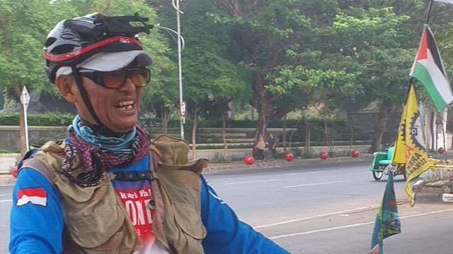 Abdul Muis atau Amu, naik sepeda ke Jakarta untuk menuntut saham yang menjadi hak karyawan Jawa Pos. Berangkat dari Surabaya hari Sabtu pekan lalu, siang ini sampai di Jakarta. Cak Amu saat bersiap berangkat dari Surabaya. (Foto: Ngopibareng.Id/m. anis)