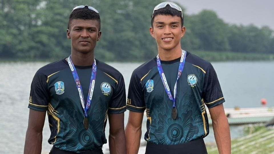 Aprianto (kiri) dan Rofik mendapat medali perunggu di nomor Rowing Double Scuul (Foto: PODSI Kota Probolinggo).