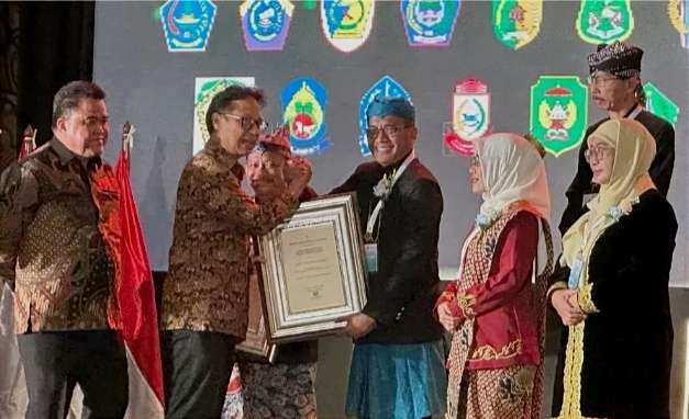 Pj Bupati Bondowoso Bambang Soekwanto menerima dua penghargaan nasional dari Kemenkes RI, yang diserahkan Menkes Budi Gunadi Sadikin di Jakarta. (Foto: Diskominfo Bondowoso)