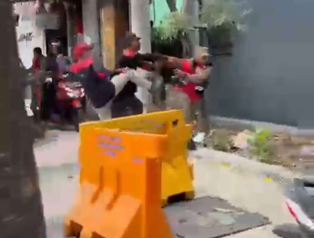 Cuplikan video yang memperlihatkan insiden pemukulan Satpol PP oleh oknum buruh. (Foto: tangkapan layar dari instagram)