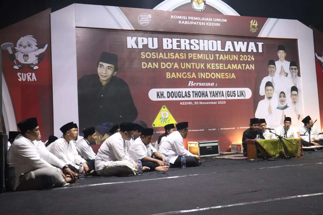 KPU Kabupaten Kediri bersholawat mengajak masyarakat berdoa bersama untuk keselamatan bangsa. (Foto: Istimewa)